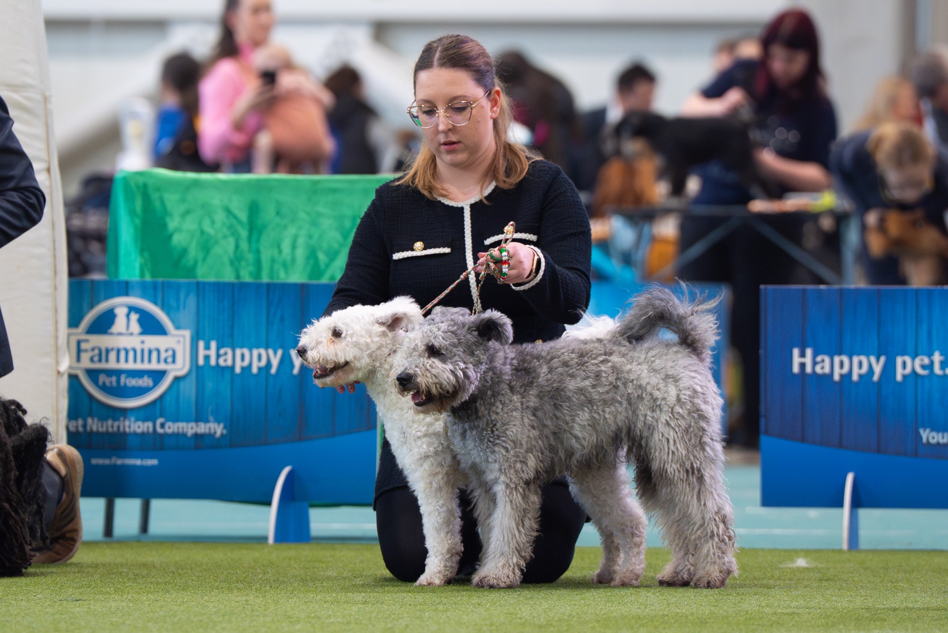 Anya és fia kutyapárban